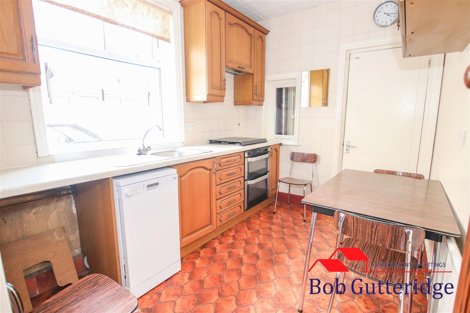 FITTED KITCHEN